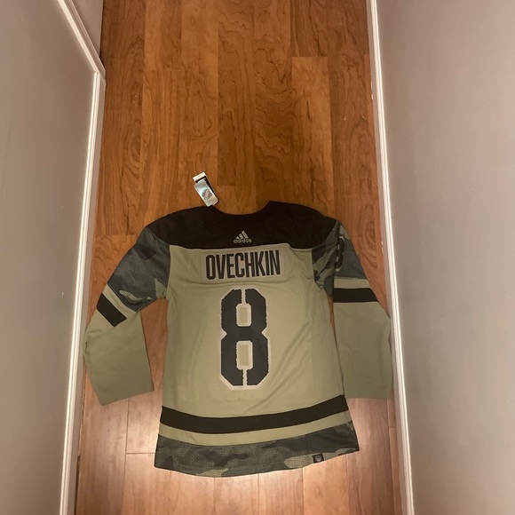 CUSTOM CAPITALS ALEX OVECHKIN SALUTE TO SERVICE JERSEY SIZE:44 - Picture 4 of 5